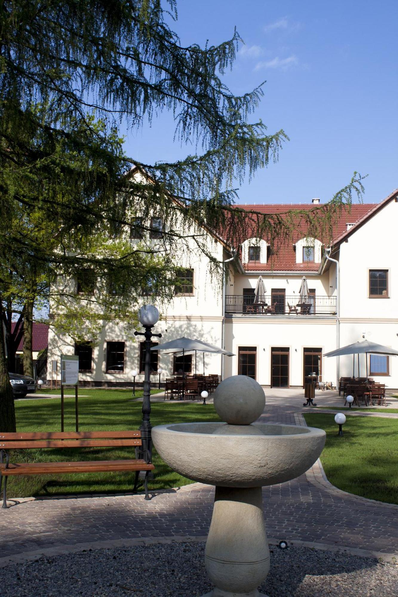 Hotel Modrzewiowy Dwor Gliwice Esterno foto