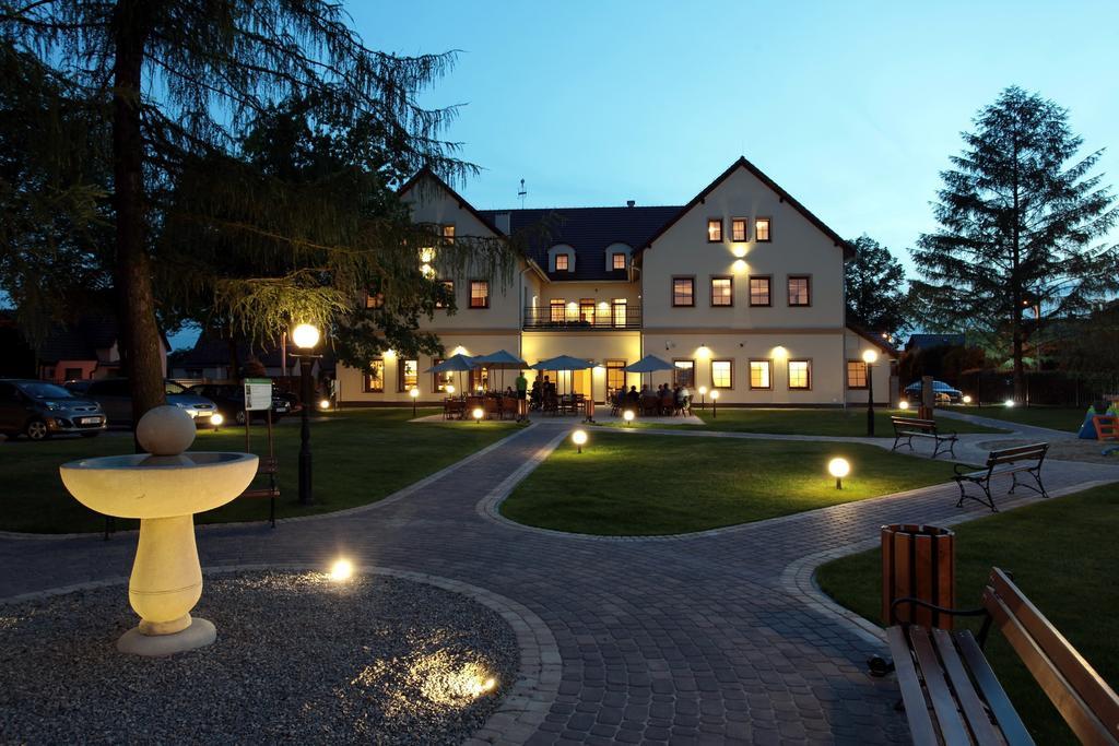 Hotel Modrzewiowy Dwor Gliwice Esterno foto